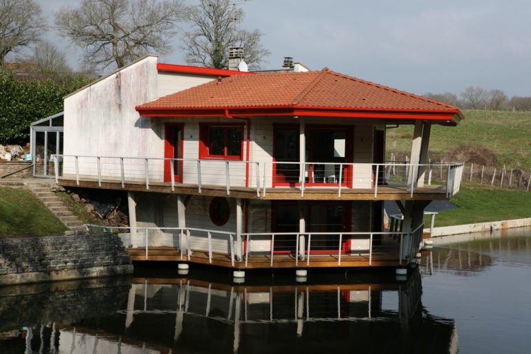 Habitation en bois sur l'eau
