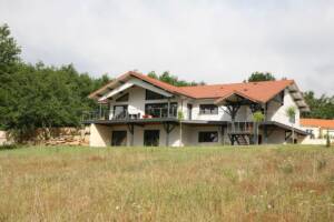 Habitation en bois lumineuse
