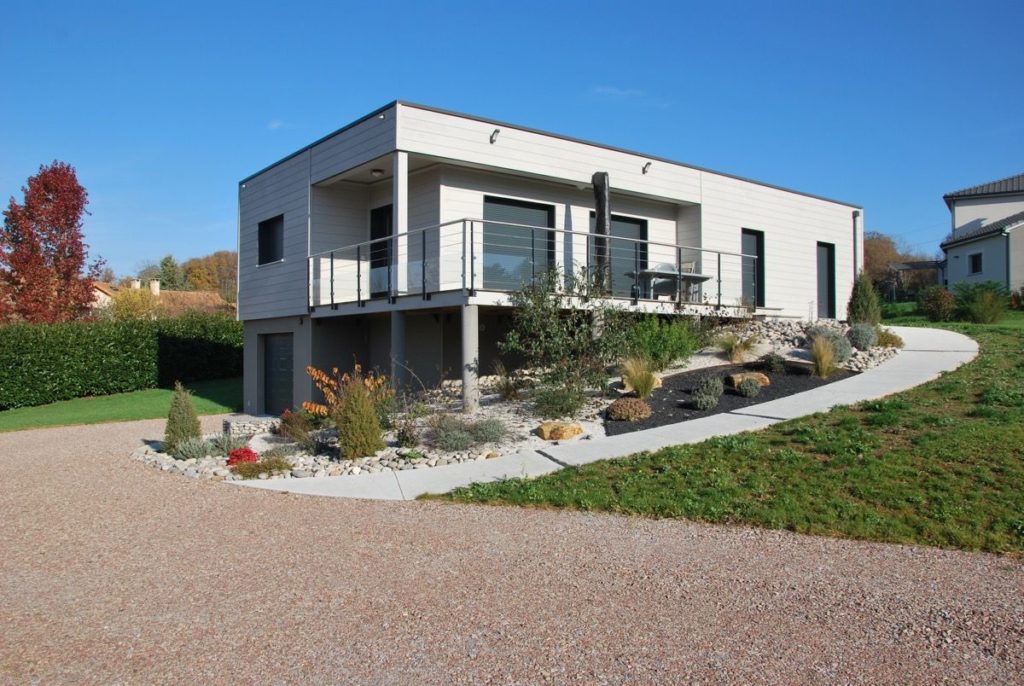 Grande habitation en bois avec garage