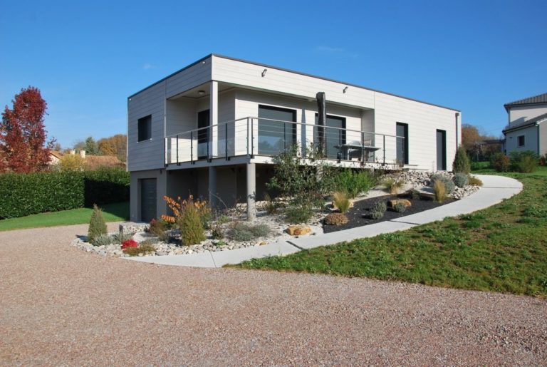 Grande habitation en bois avec garage