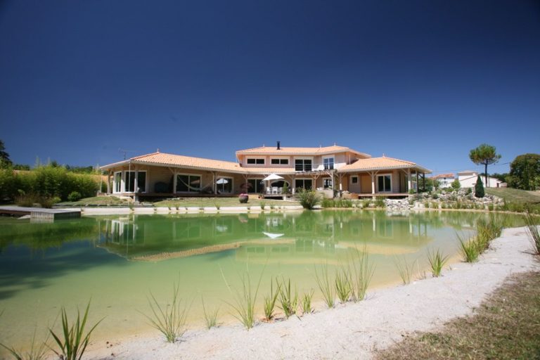 Maison en bois au bord de l'eau