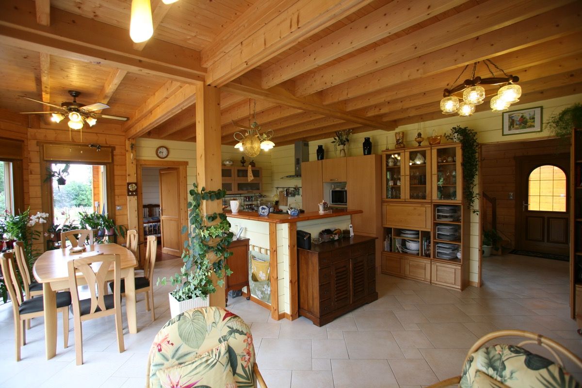 Bois apparent à l'intérieur d'une maison en bois