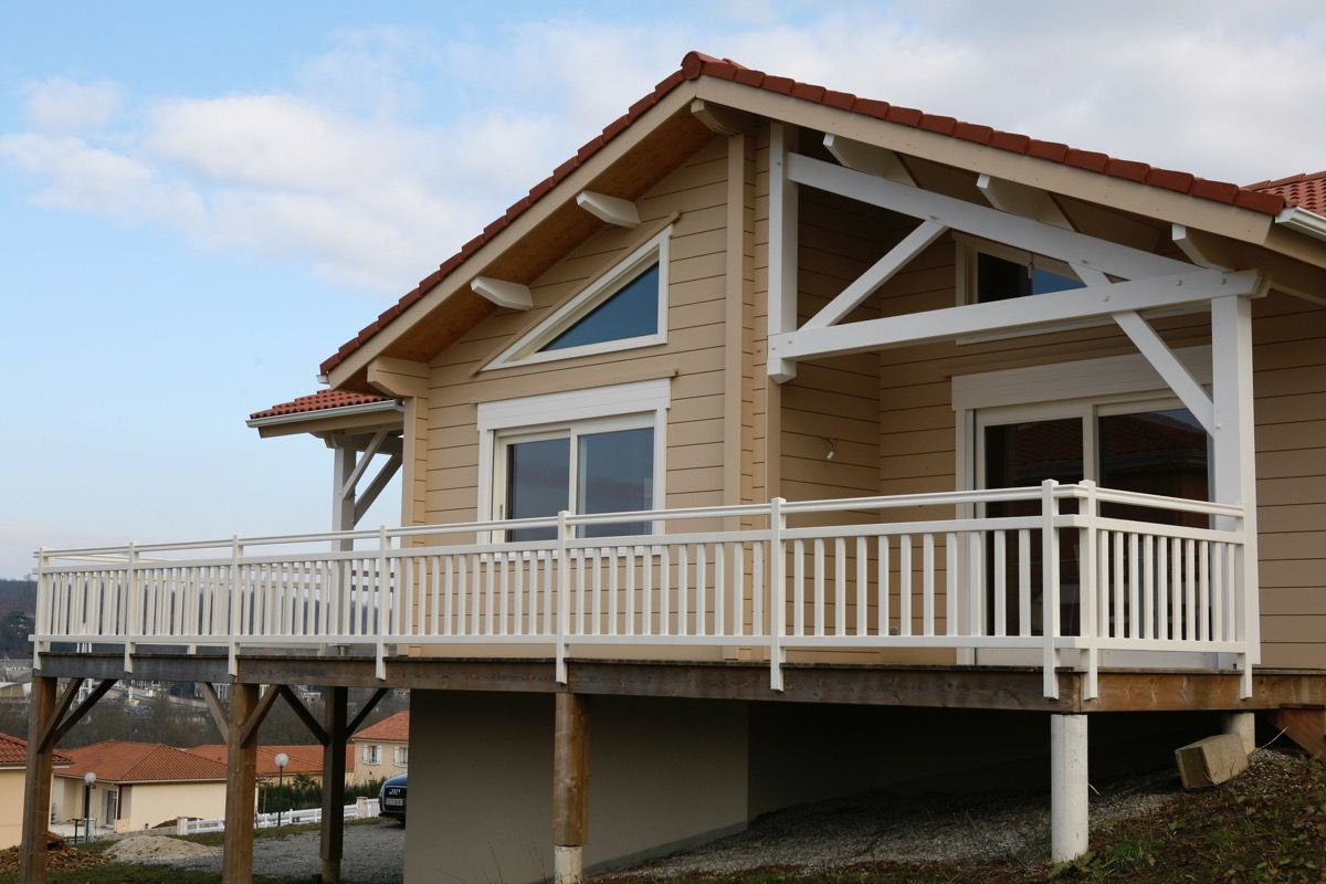 Maison en bois avec balcon