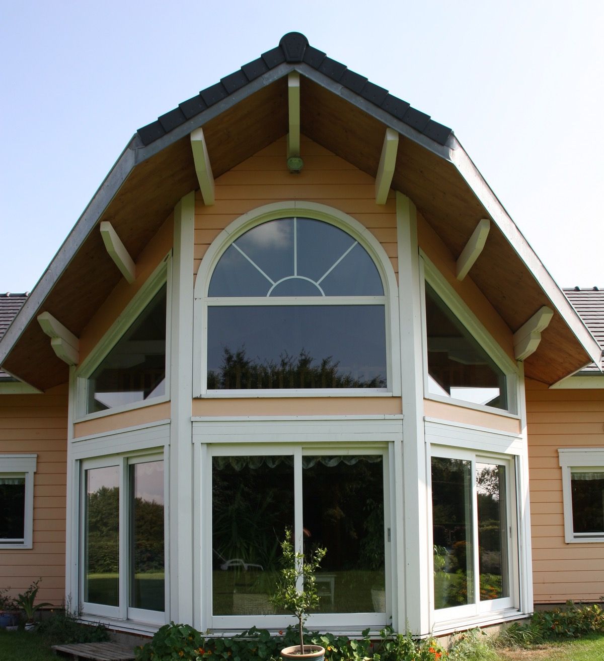 Maison en bois avec de grandes fenêtres