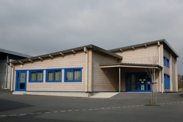 Murs bois en madriers massifs pour une école