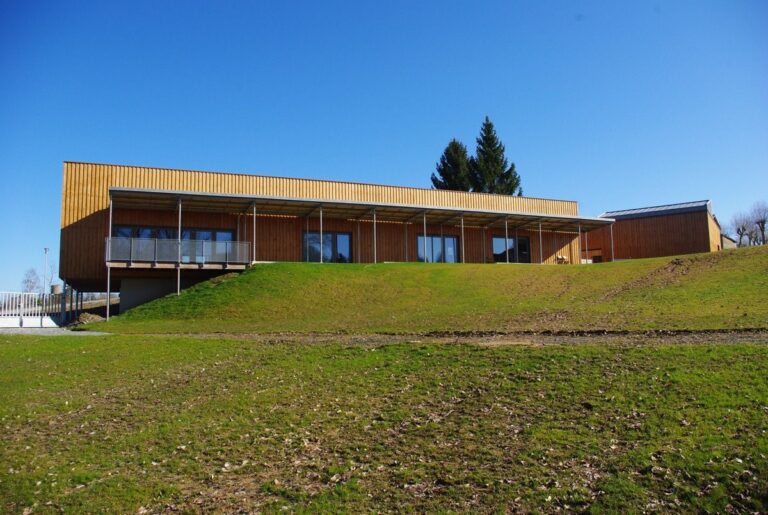 Construction d'une école en bois