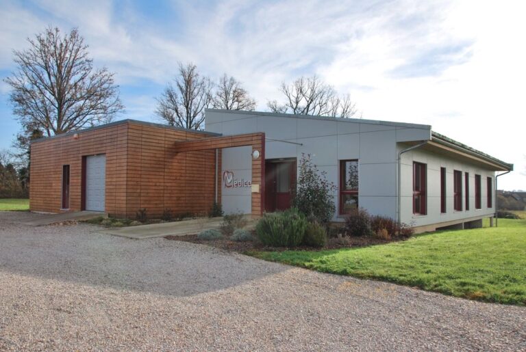 Charpente traditionnelle en bois, murs bois et lamellé collé