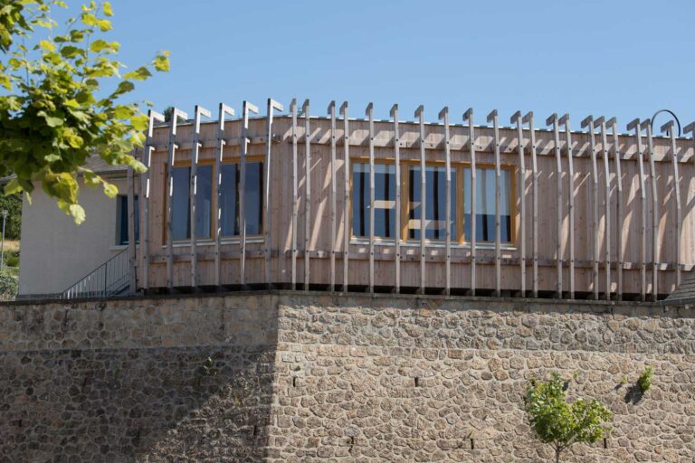 bâtiment en bois public