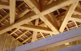 Charpente tradtionnelle travail à l'ancienne.