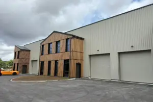 Bâtiment avec charpente bois industrielle