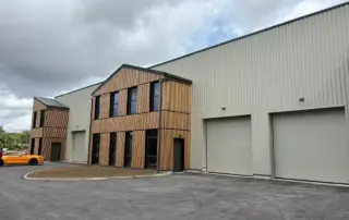 Bâtiment avec charpente bois industrielle