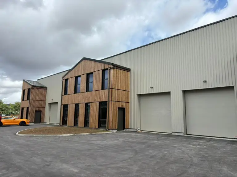 Bâtiment avec charpente bois industrielle