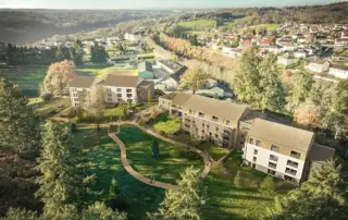 Logement rénovés avec façades ossature bois isolées avec de la paille hachée. Innovation